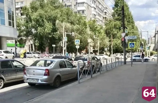 В Саратове установили новые пешеходные ограждения