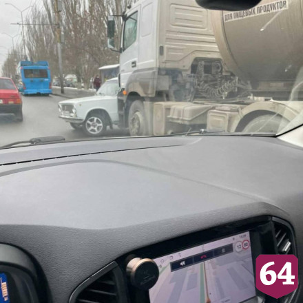 В Саратове автоцистерна протаранила легковушку с беременной женщиной