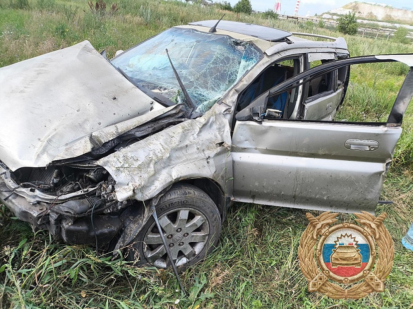 В больницу попали водитель и пассажир перевернувшейся иномарки 