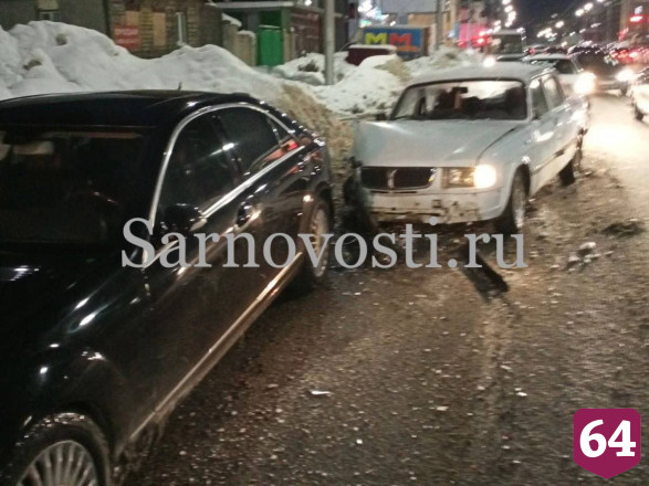 В Саратове водитель «Волги» протаранил припаркованный «Мерседес» 
