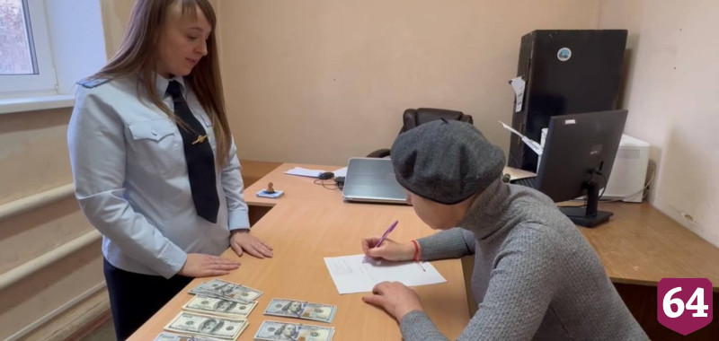 В Саратове курьер мошенников помог вернуть доллары обманутой пенсионерке