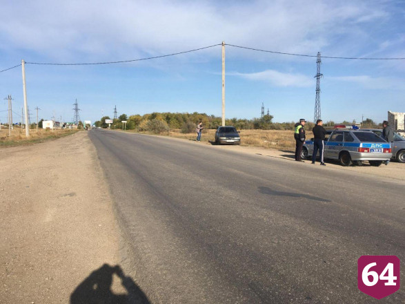 На окраине города автомобилист сбил шедших по обочине девушек
