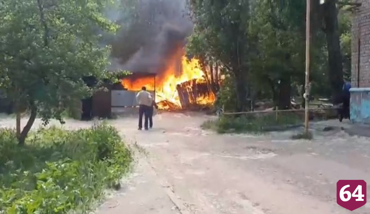 В Саратове пожарные тушили сараи