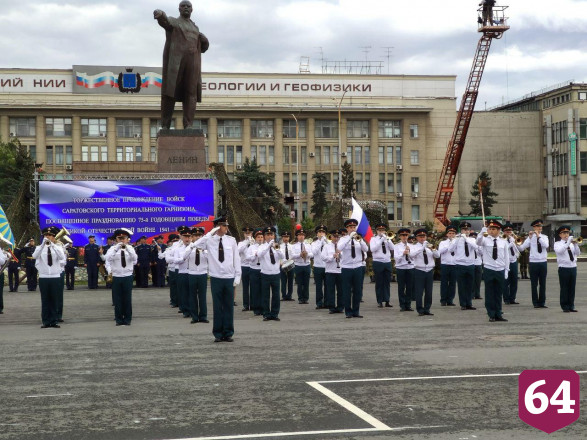 Над Саратовом в честь 75-летия Победы пролетели бомбардировщики 