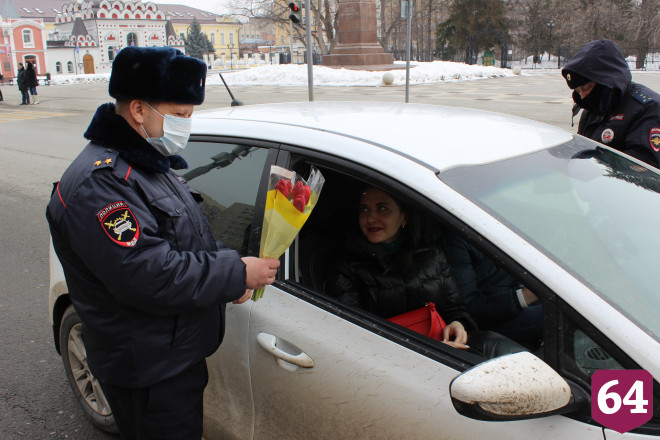В Саратове автоинспекторы дарили женщинам цветы и читали стихи