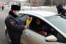 В Саратове автоинспекторы дарили женщинам цветы и читали стихи