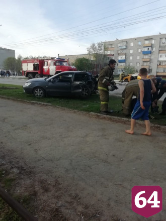 В ДТП под Саратовом иномарки выбросило на тротуар