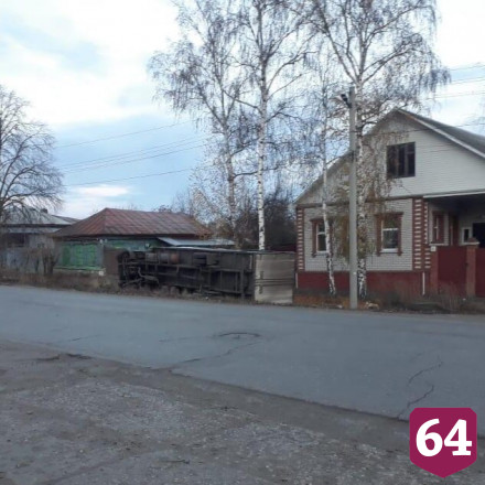 Под Саратовом грузовик опрокинулся после ДТП со столбом