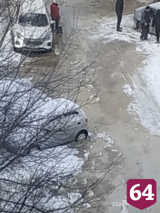 В Саратове автомобили вмерзли в канализационные стоки