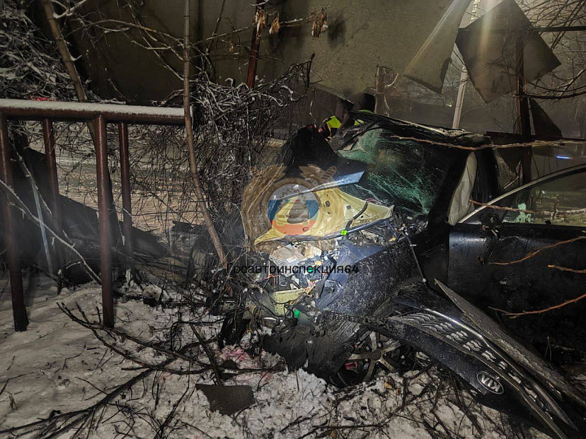 В Саратове двое молодых людей покалечились в ДТП с деревом