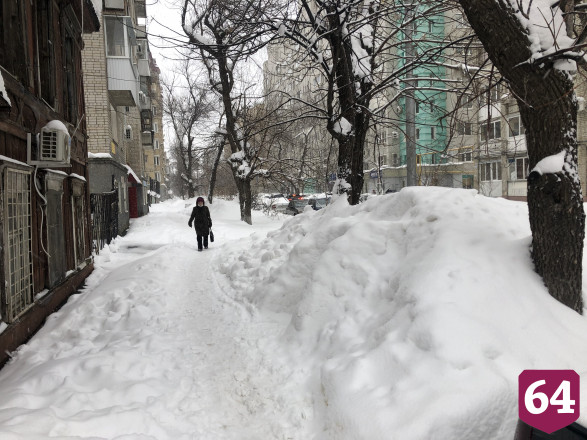 В центре Саратова построили шалаш из снега