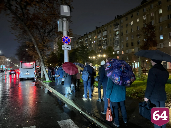 Саратовцев возмутила огромная очередь на маршрутку в дождь
