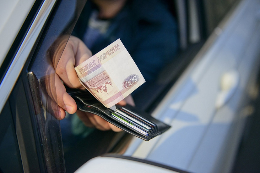 Водитель за 500 рублей пытался подкупить саратовского автоинспектора