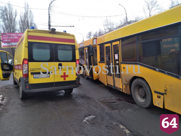 В ДТП с автобусами на Стрелке пострадала пенсионерка