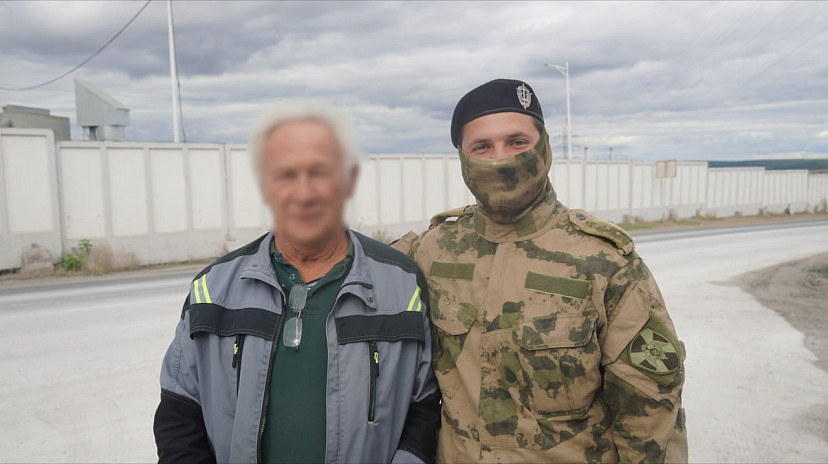 Сотрудник ОМОН помог водителю выбраться из «Лады» после ДТП в Саратовской области
