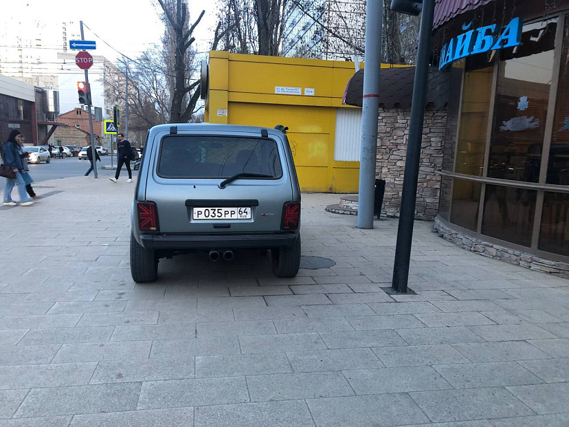 В Саратове автохама оштрафовали за брошенный у бара внедорожник 