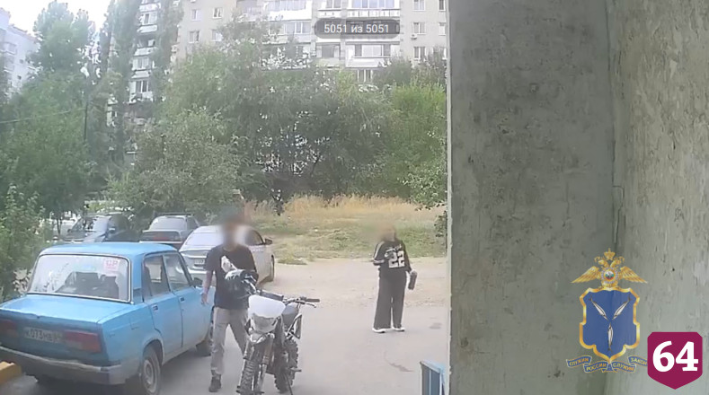В Энгельсе юноша на прогулке украл мотоэкипировку и попал на видео 