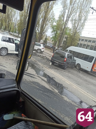 Три человека покалечились в массовом ДТП на проспекте 50 лет Октября