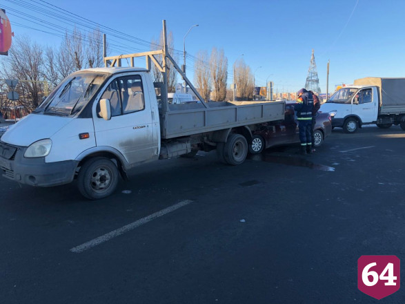 В Саратове водитель легковушки заехал под грузовик