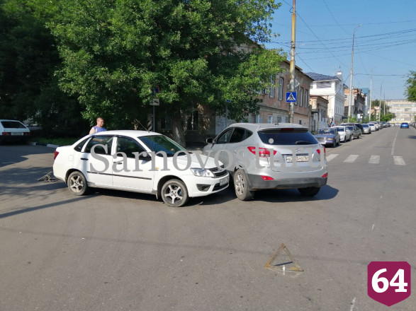 Легковушки не поделили перекресток в центре Саратова 
