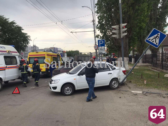 В Саратове легковушку отбросило на дорожный знак после ДТП