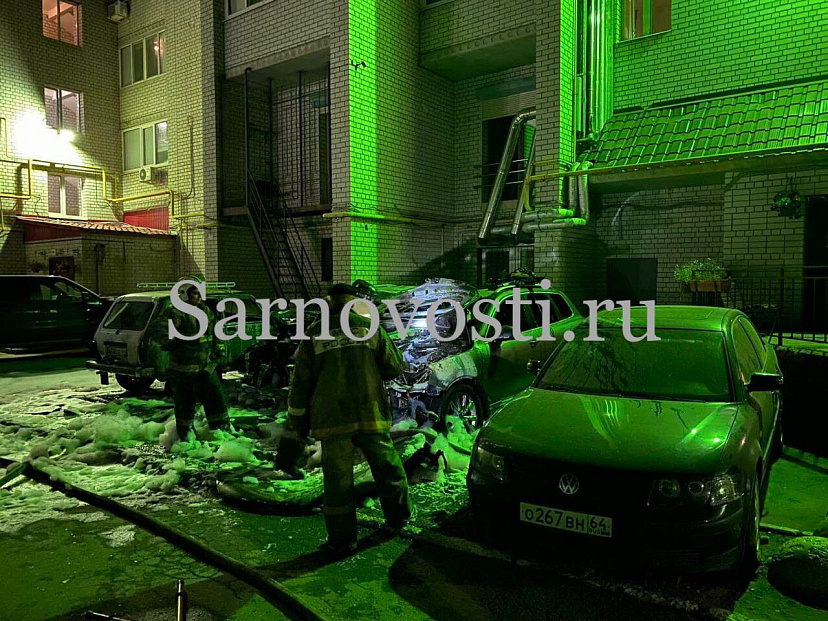 Автомобили выгорели на парковке в центре Саратова