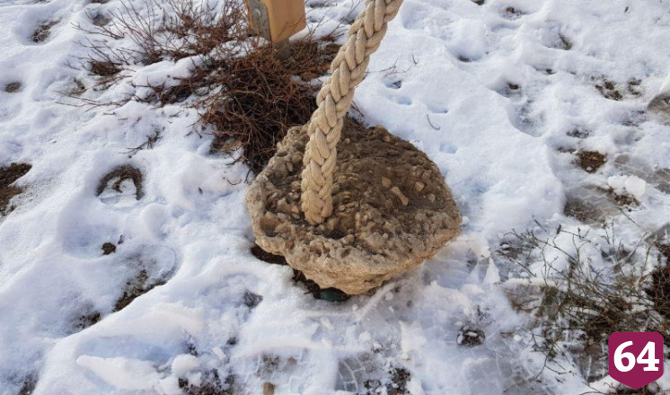 В Энгельсе дети играют на площадке рядом с вырванными из земли качелями