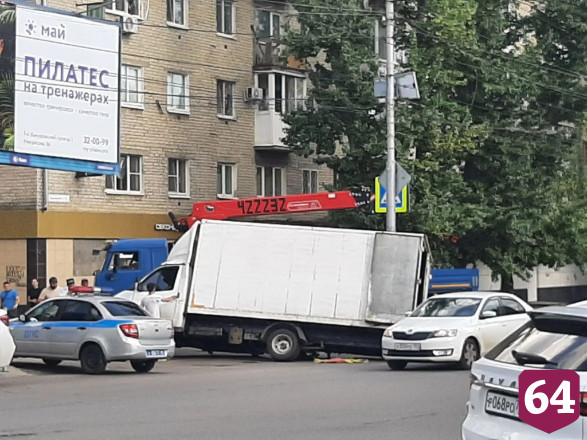 В Саратове «Газель» провалилась в яму на дороге и застряла