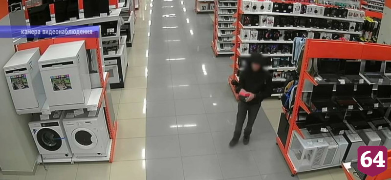 Серийный похититель техники из магазина в Энгельсе попал на камеры