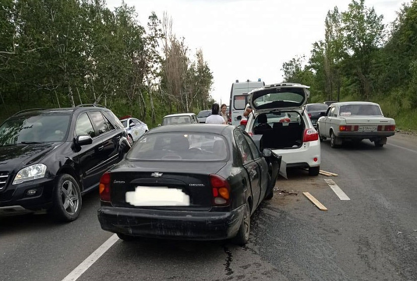 Два человека пострадали в ДТП с тремя иномарками в Саратове