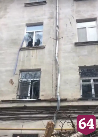 В Саратове дерево рухнуло на два автомобиля и перебило стекла квартир
