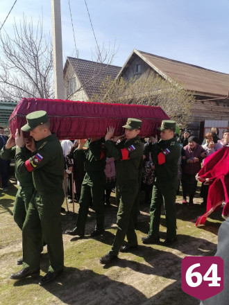 Саратовцы простились с погибшим в спецоперации Алексеем Ракицким 
