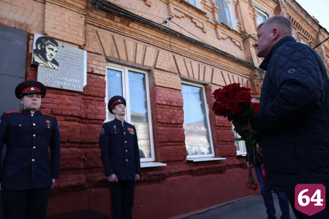 Сын Сергея Пускепалиса приехал в Саратов к дому отца