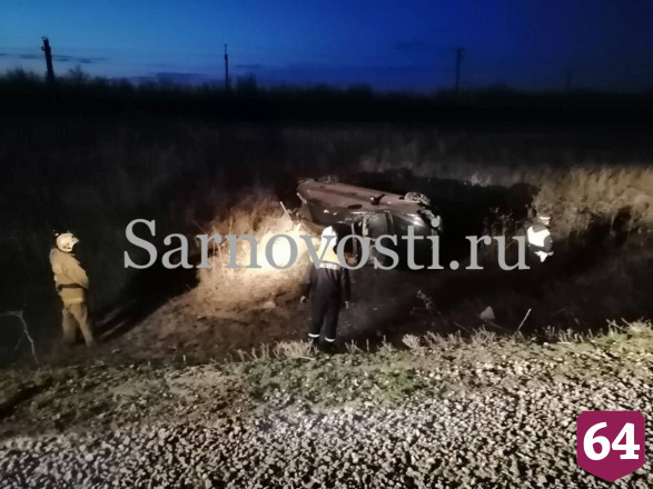 Под Саратовом в ДТП погиб водитель опрокинувшейся иномарки