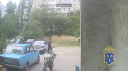 В Энгельсе юноша на прогулке украл мотоэкипировку и попал на видео 
