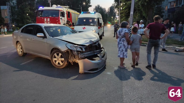Под Саратовом иномарка и питбайк не поделили «гоночную полосу»
