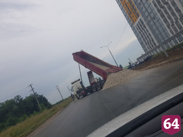 В Саратове выгрузили тонны щебня на новый асфальт