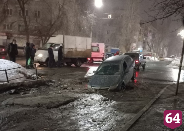 В Саратове несколько автомобилей провалились в дорожные ямы 