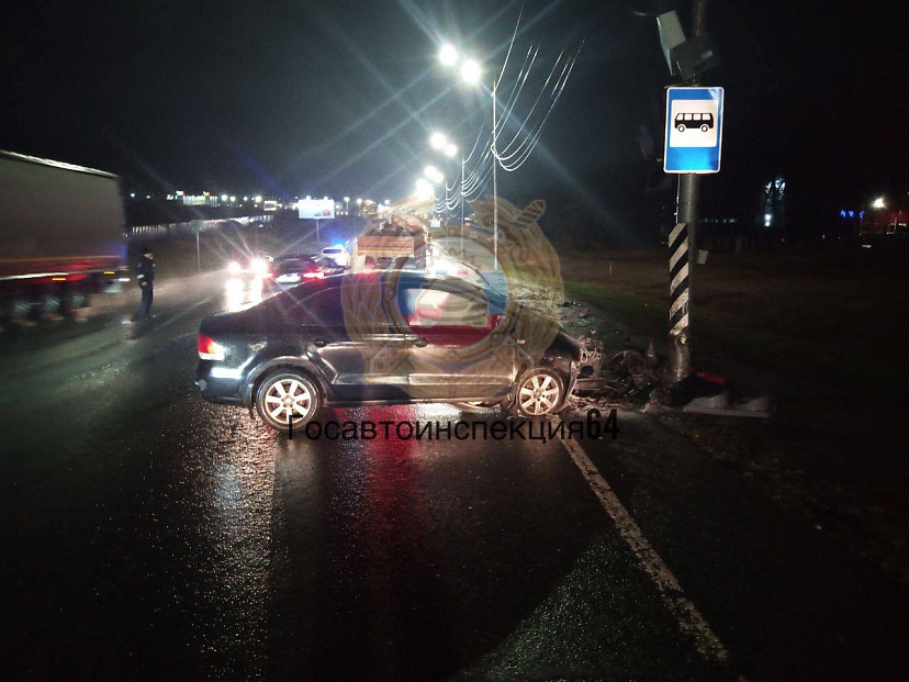 Мужчина покалечился в ДТП со столбом в Саратове
