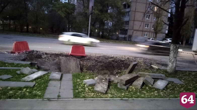 Саратовца возмутила забытая коммунальщиками яма