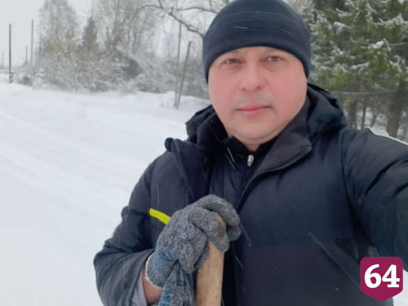 В Саратовской области чиновник вышел на улицу чистить снег лопатой