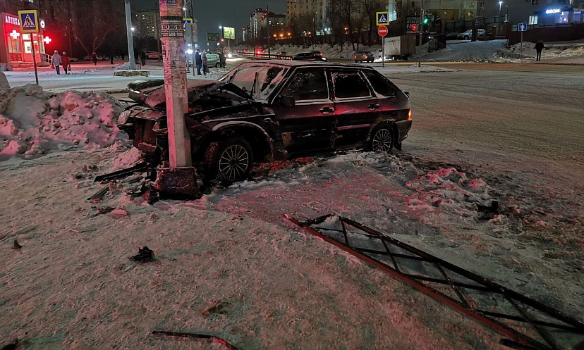 В Саратове автомобиль снес ограждение и врезался в столб