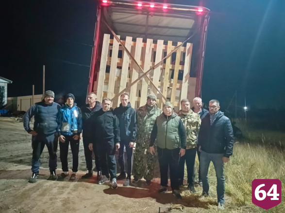 Саратовские общественники отправили на фронт автомобили с мотоциклами