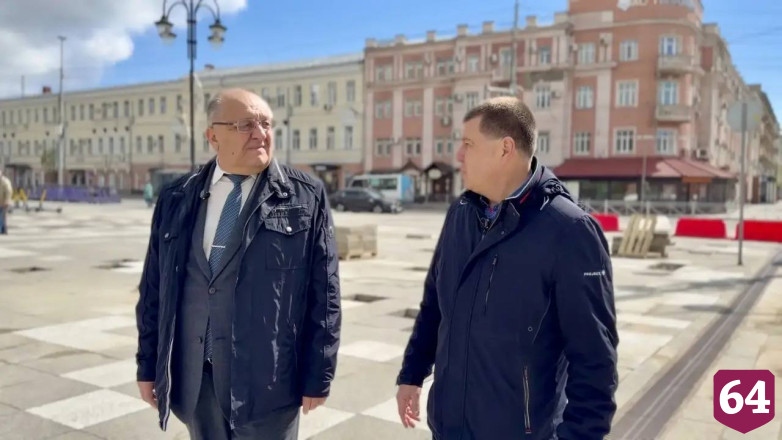 На площади Кирова меняют поврежденную плитку