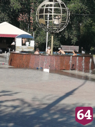 Жители Саратова возмутились ежедневному купанию детей в фонтане