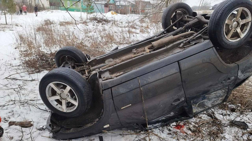 Два человека пострадали при опрокидывании «Нивы» под Саратовом