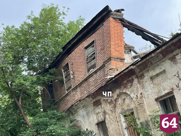 В Саратове стена дома может обрушиться на дорогу