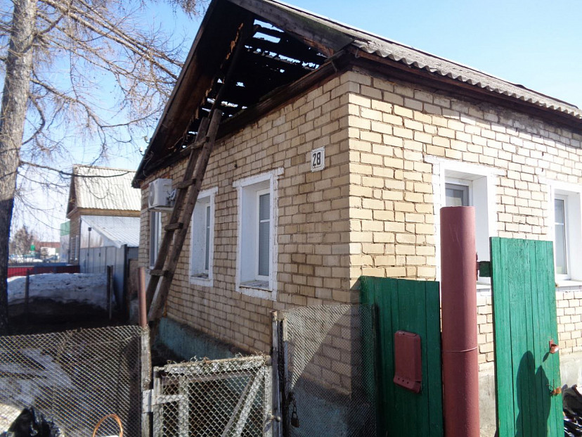 Под Саратовом из-за проводки сгорела кровля частного дома