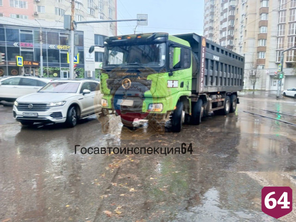 У Детского парка в Саратове сбили двух человек