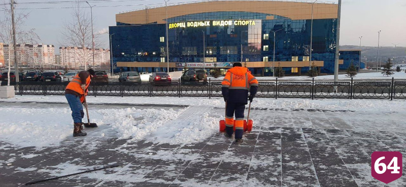 Саратов от снега убирают 200 спецмашин